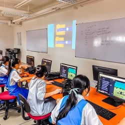 VR Class @ KDU University Roboschool conducted Virtual Reality development class for secondary level student at KDU University.