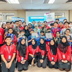 Robotics Bootcamp @ UKM Student engaged with teachers to learn Wonder Circuit